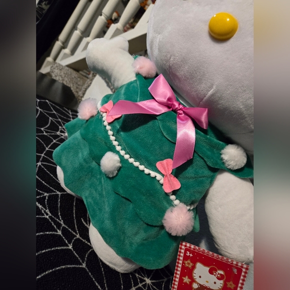 Hello Kitty Christmas Tree Greeter - Picture 3 of 7